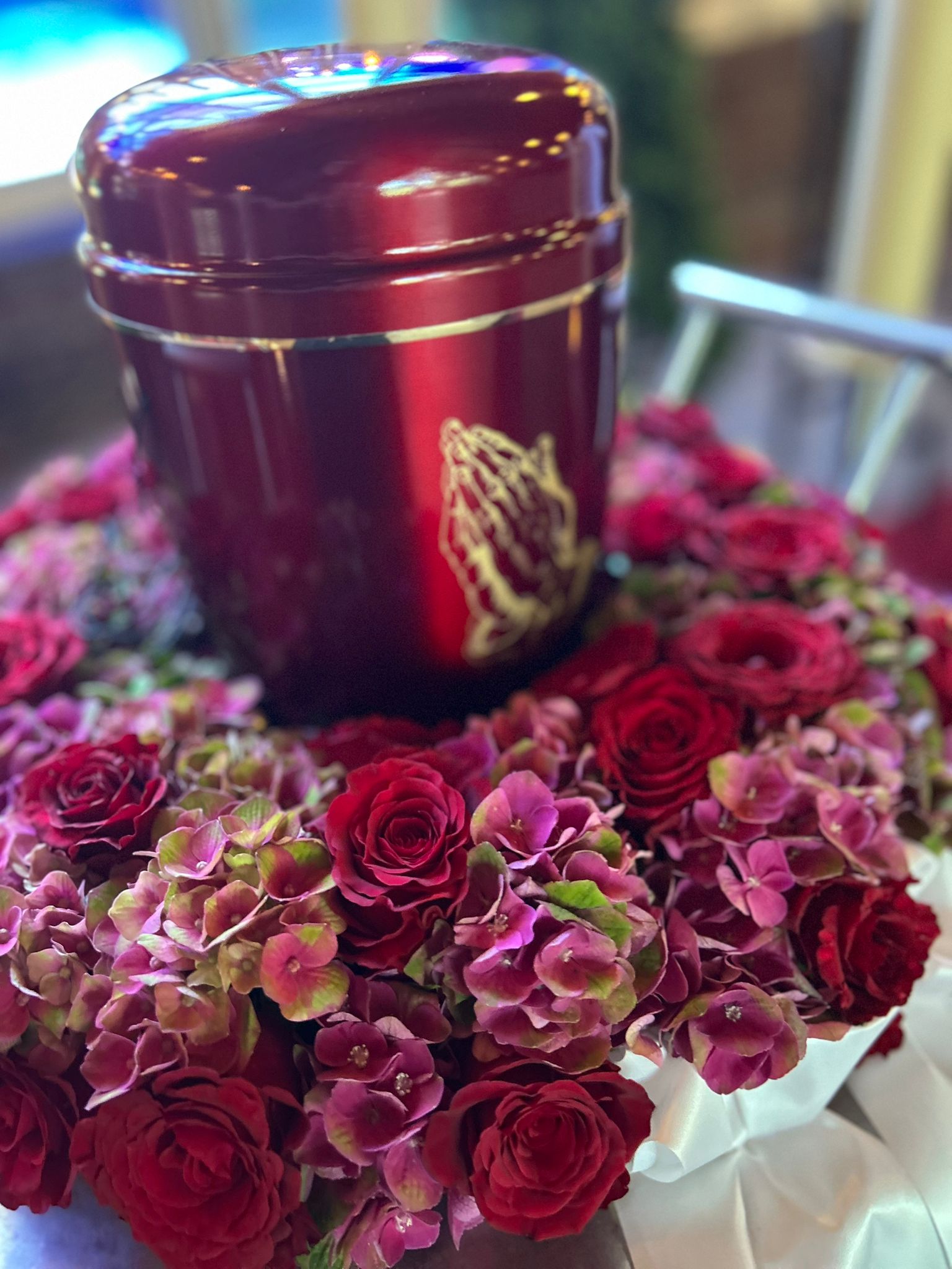 Urne mit floralem Schmuck